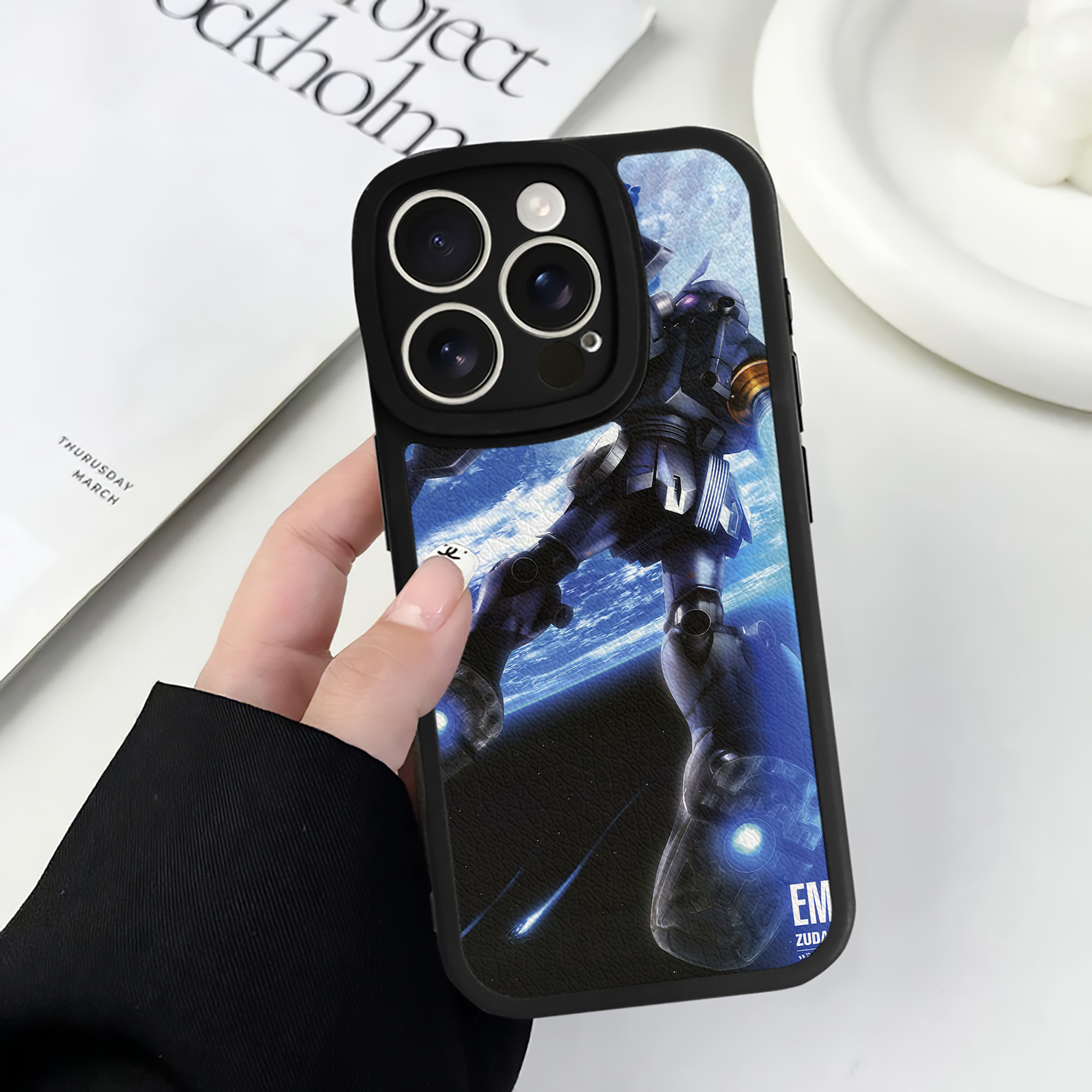（画像用） 機動戦士ガンダム Mobile Suit Gundam 【iPhone 16シリーズ対応】シリコンスマホケース（レザー調） 材質：シリコン